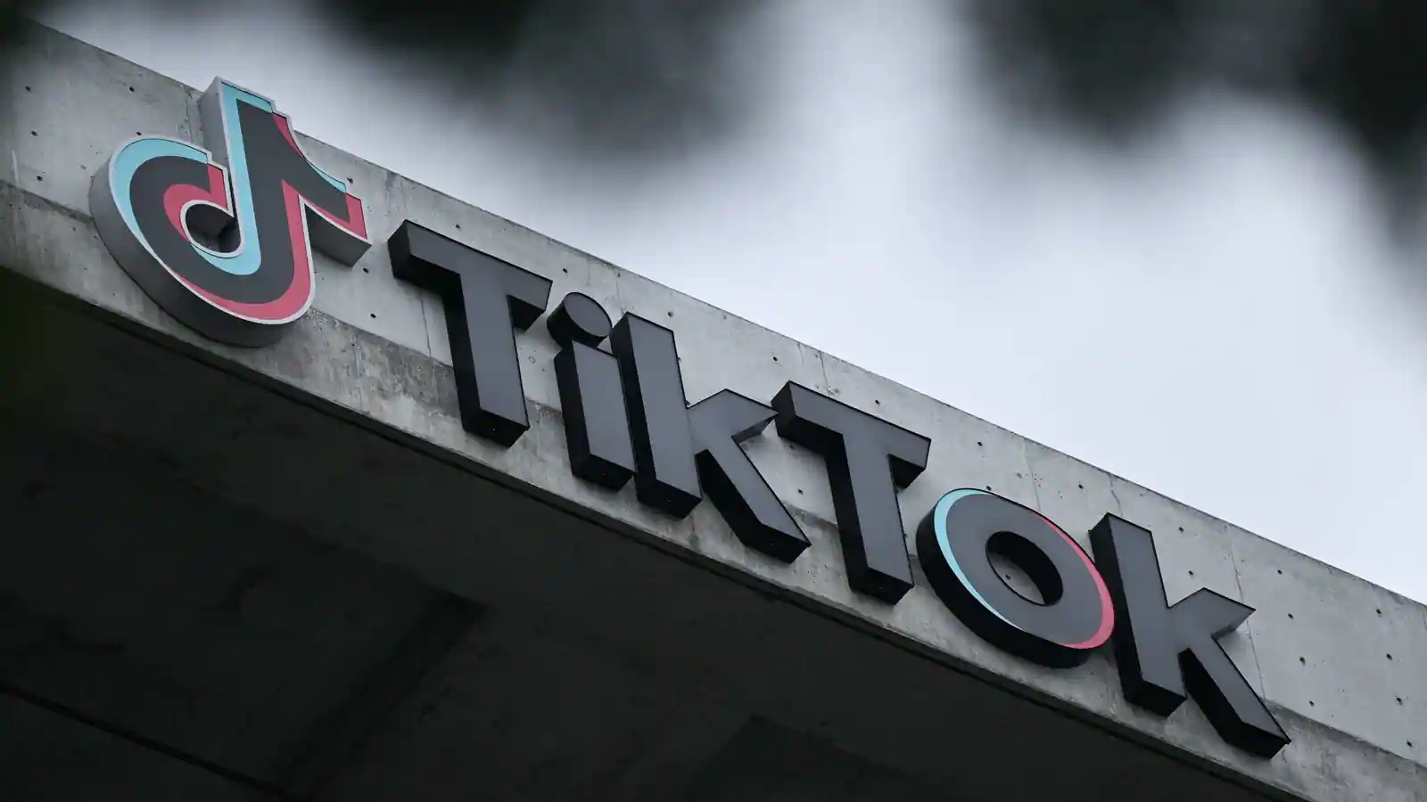 TikTok tests a feature that would display links to additional videos on the TikTok Shop.